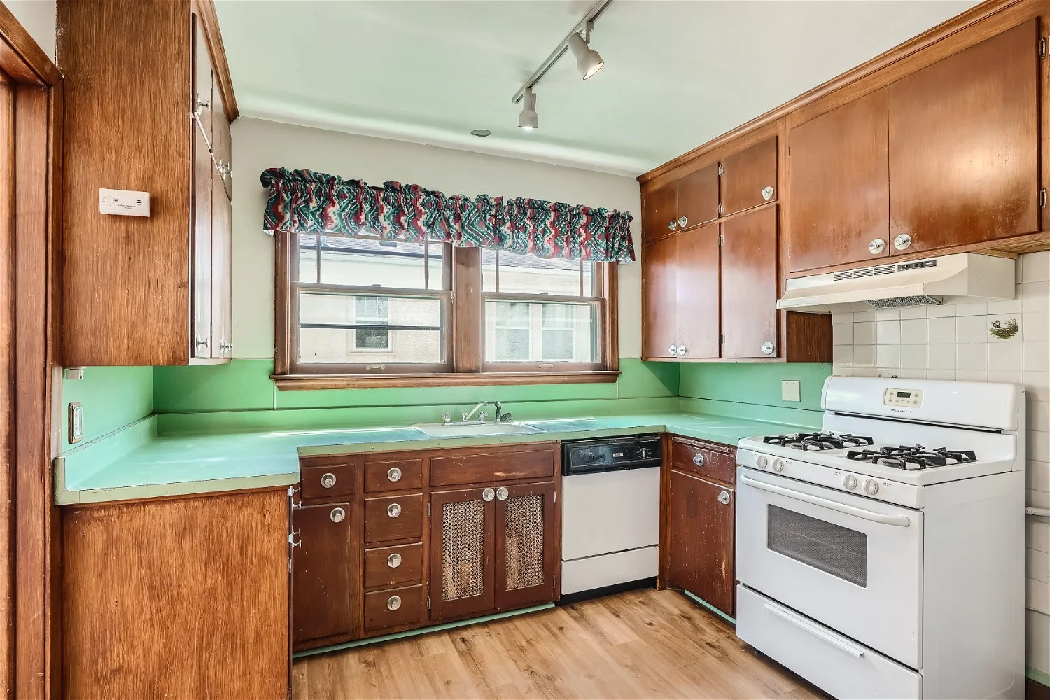 4821 Chicago Ave S Minneapolis MN - Web Quality - 020 - 27 2nd Floor Kitchen.jpg