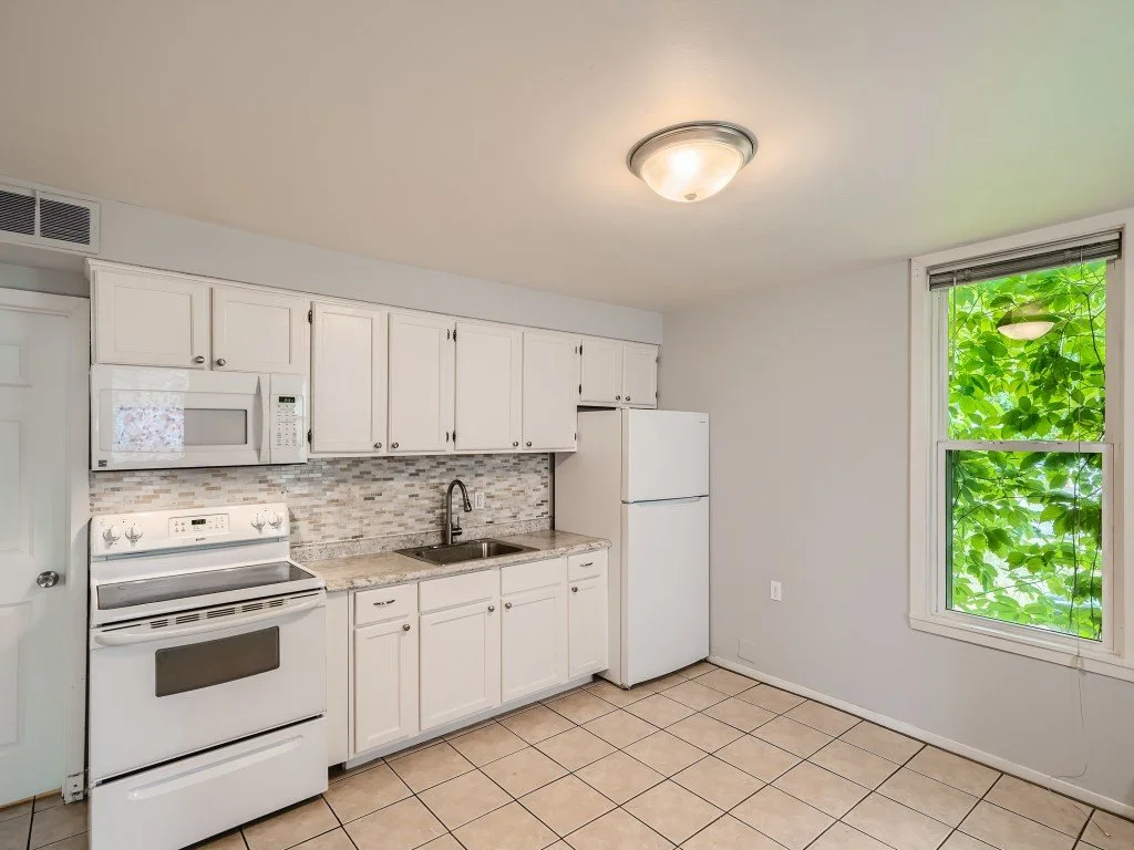 10 Kitchen.jpg