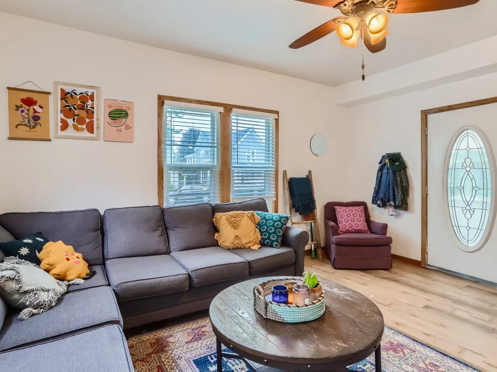 06 Living Room.jpg