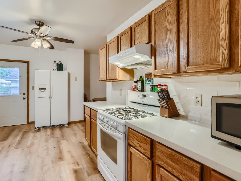 09 Kitchen.jpg