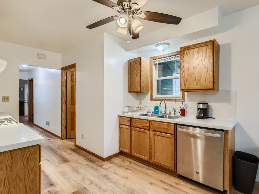11 Kitchen.jpg