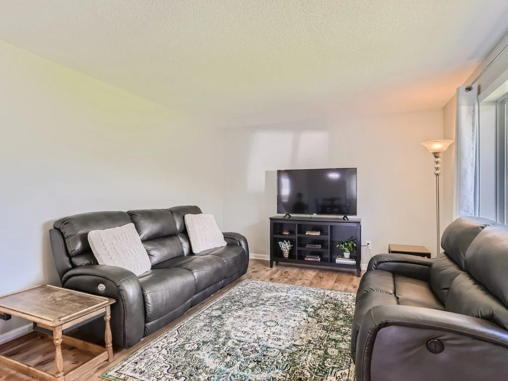 06 Living Room.jpg