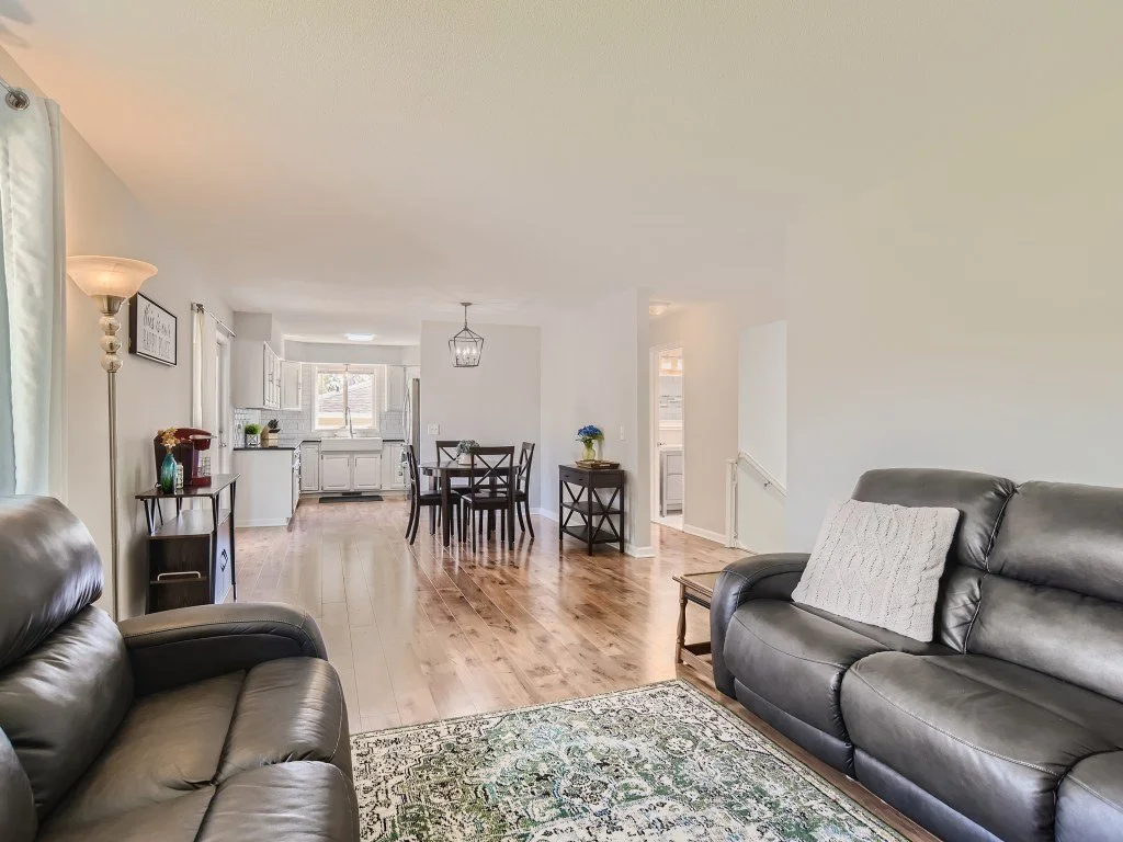 08 Living Room.jpg