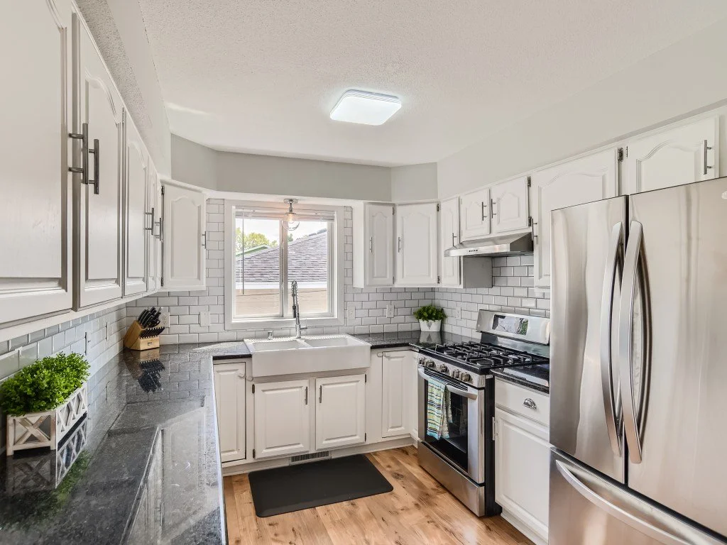 13 Kitchen.jpg