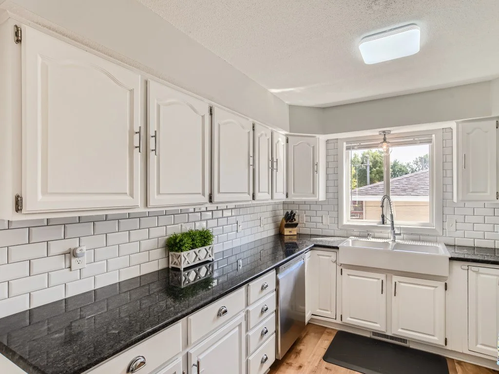 14 Kitchen.jpg