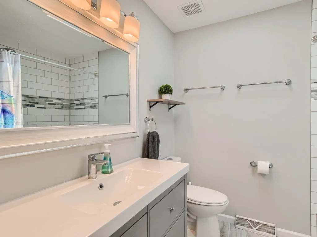 19 Bathroom.jpg