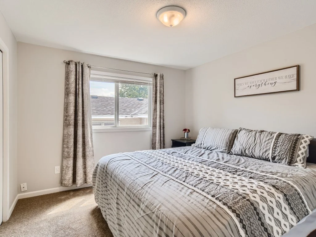 20 Bedroom.jpg