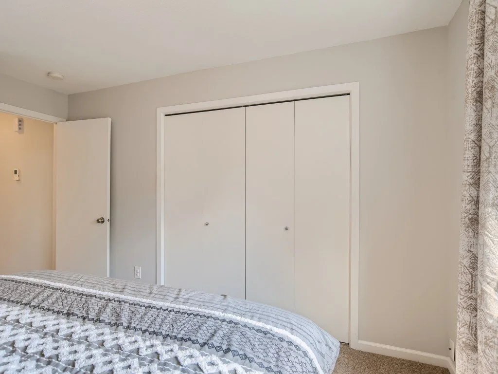 22 Bedroom.jpg