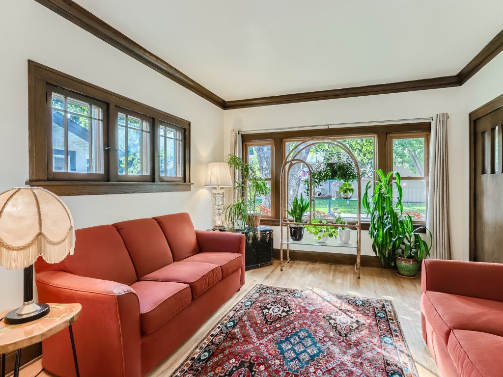 10 Living Room.jpg