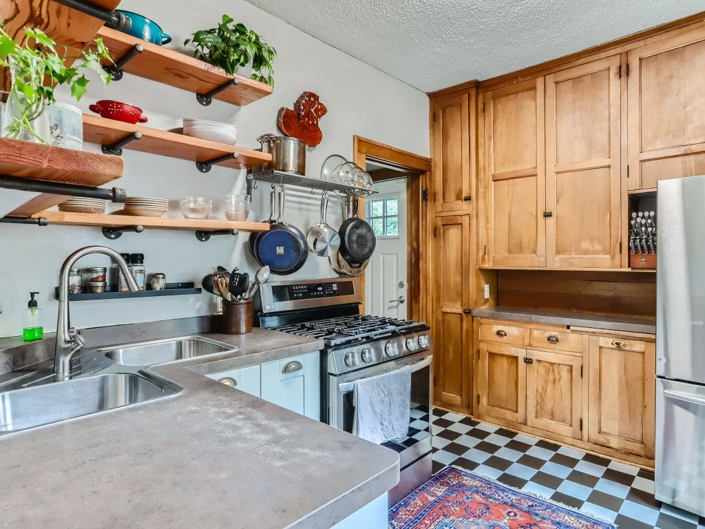 13 Kitchen.jpg