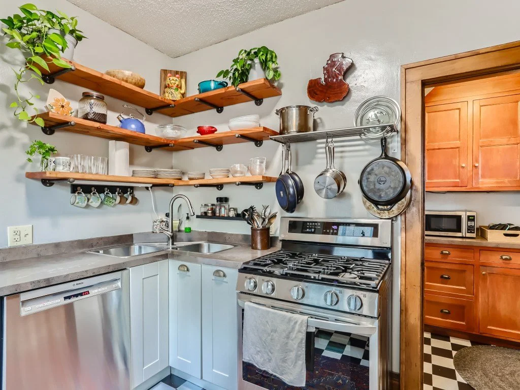 15 Kitchen.jpg