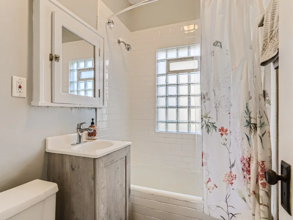 19 Bathroom.jpg