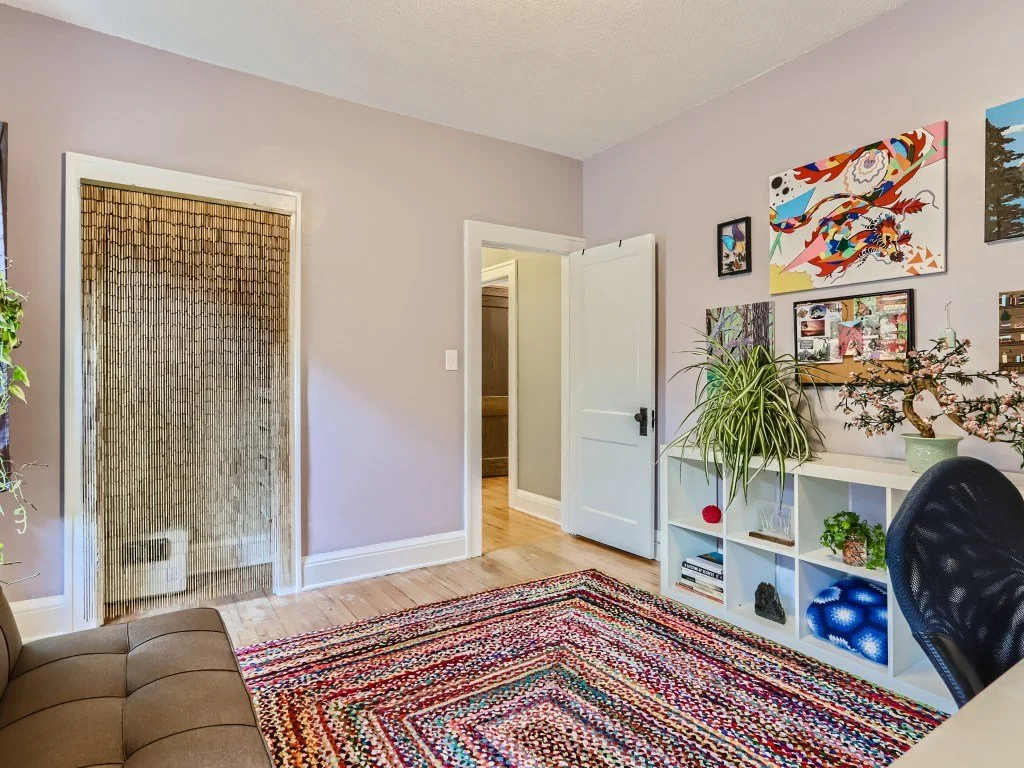 20 Bedroom.jpg