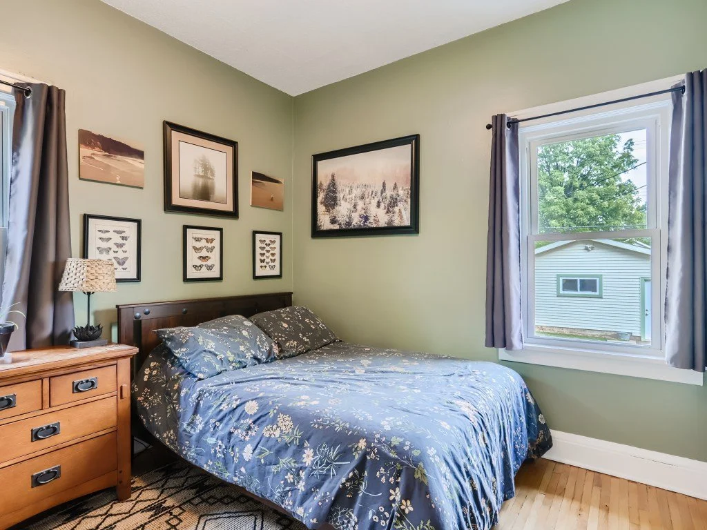 21 Bedroom.jpg