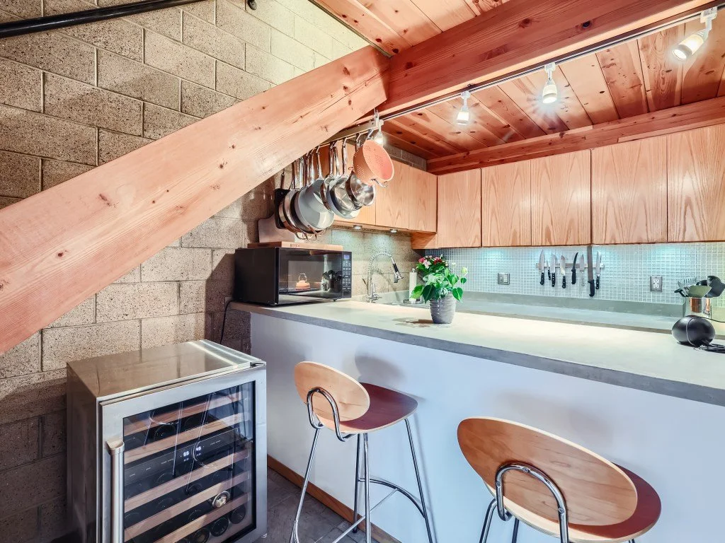 10 Breakfast Area.jpg