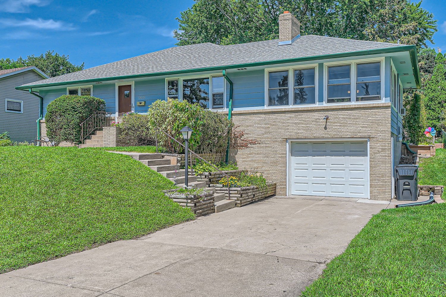 3109 31st Ave NE - Web Quality - 002 - 03 Exterior Front.jpg