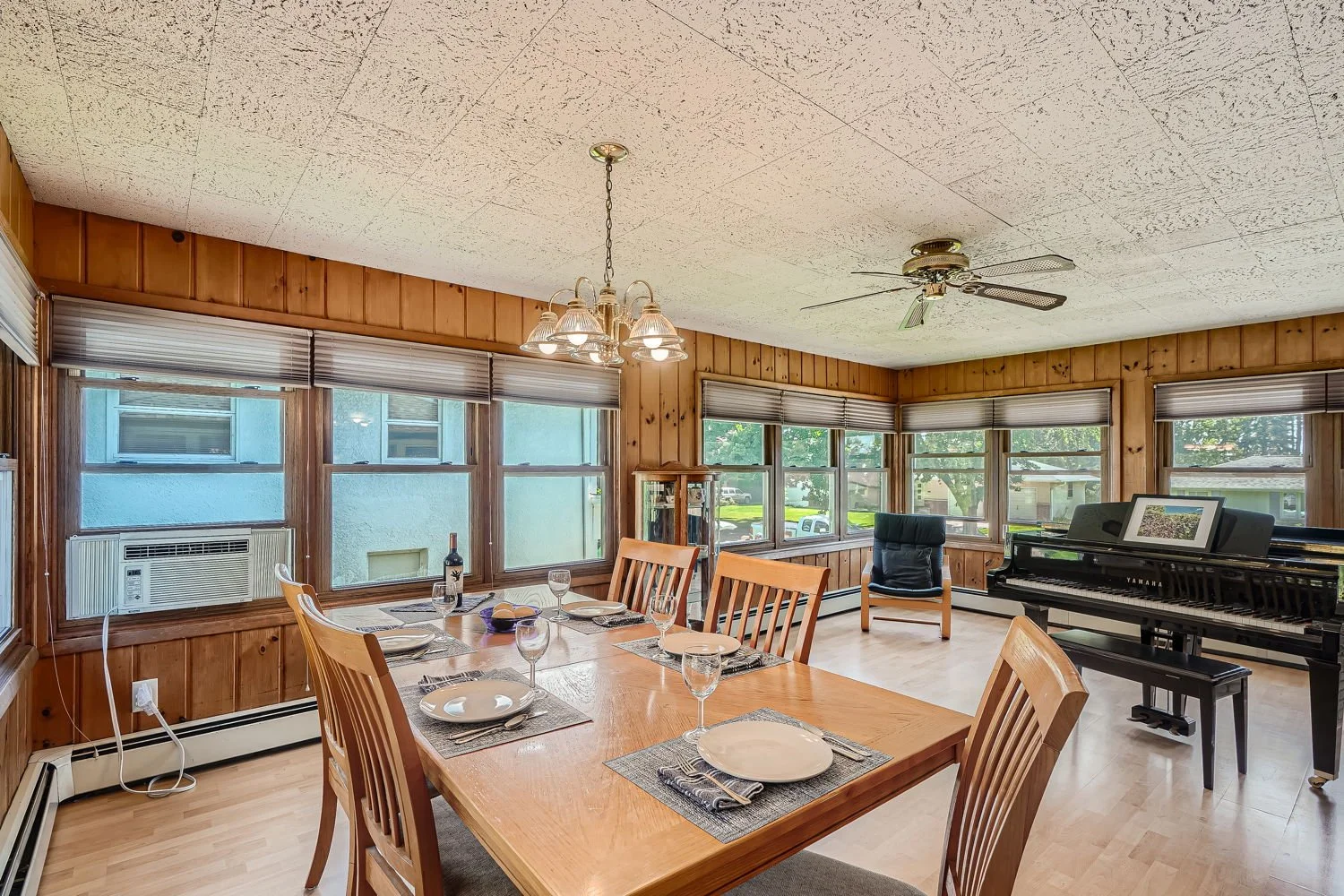 3109 31st Ave NE - Web Quality - 004 - 05 Dining Room.jpg