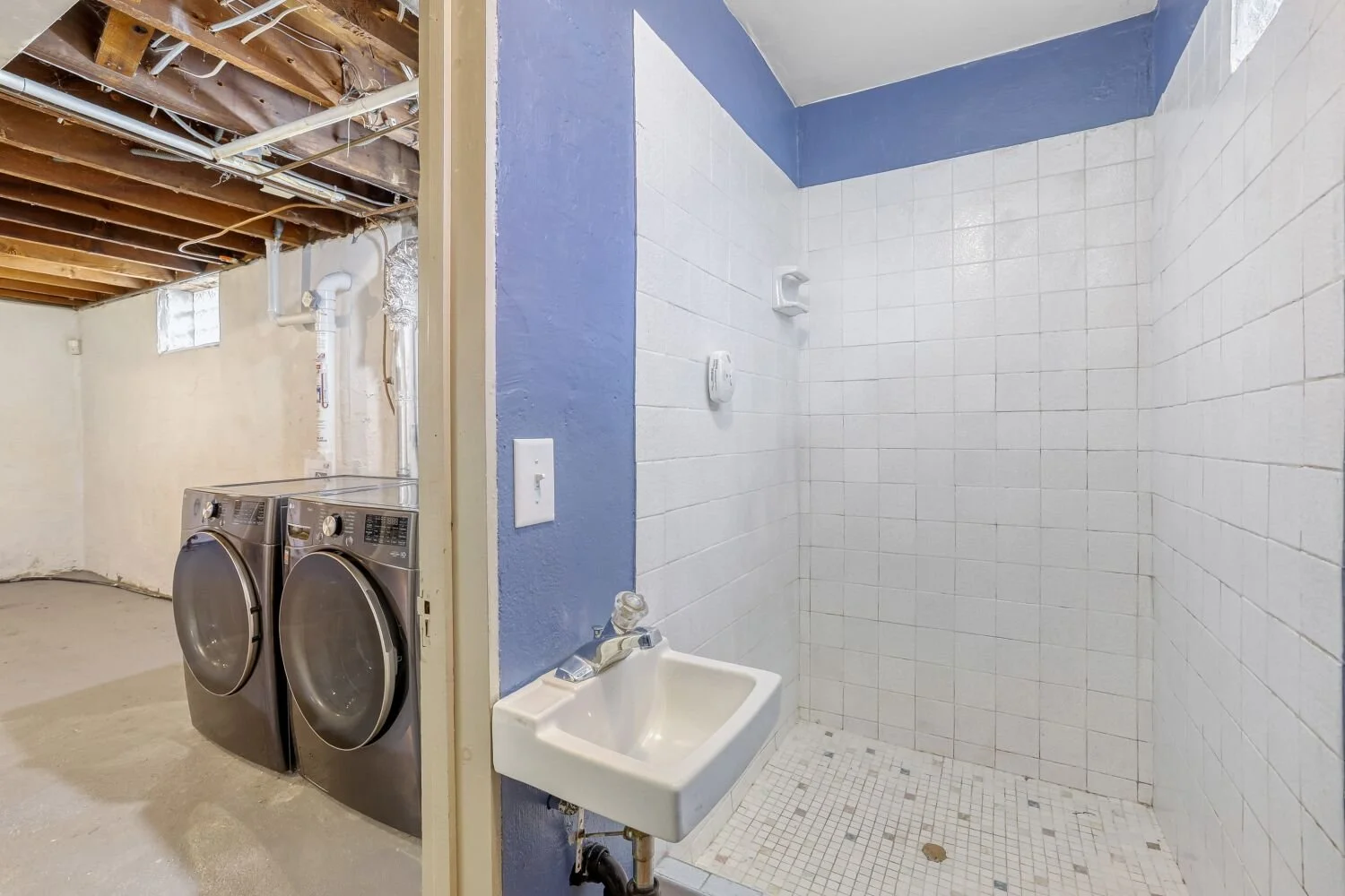 2551 lincoln St NE - Bath 2 w:Laundry.jpg