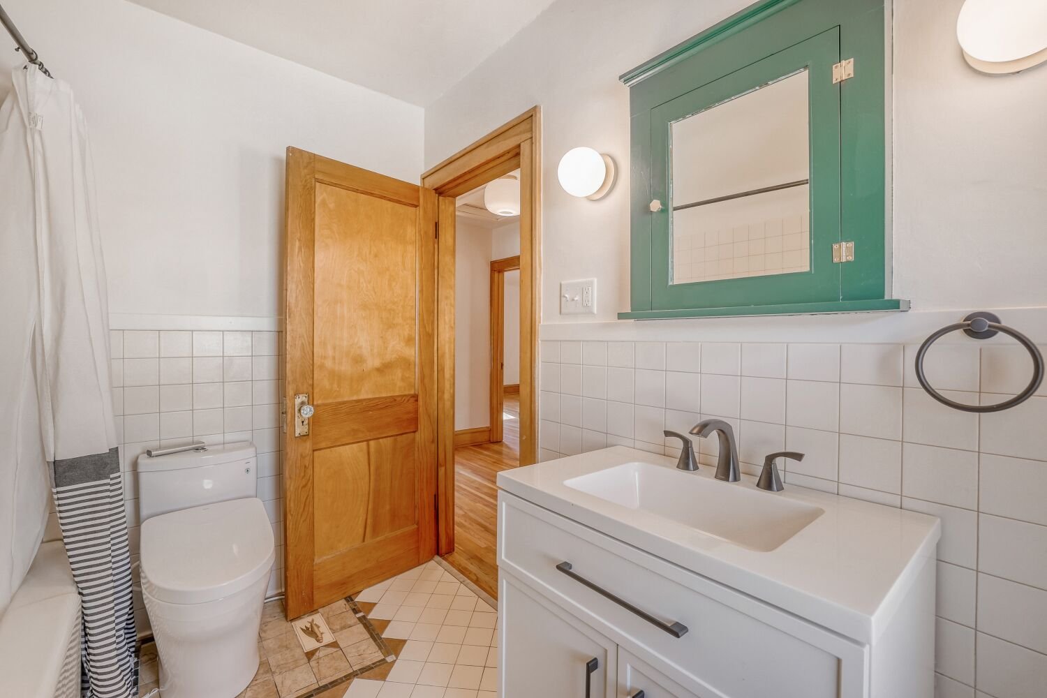 2551 lincoln St NE - Bathroom.jpg