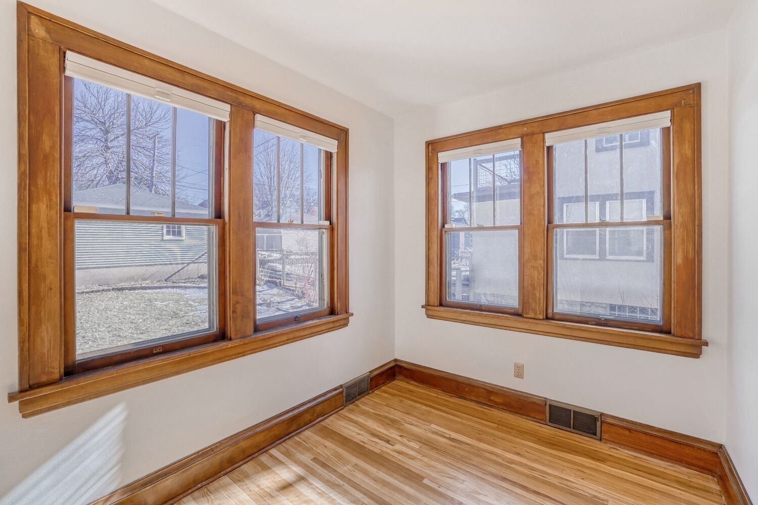 2551 lincoln St NE - Sun Room.jpg