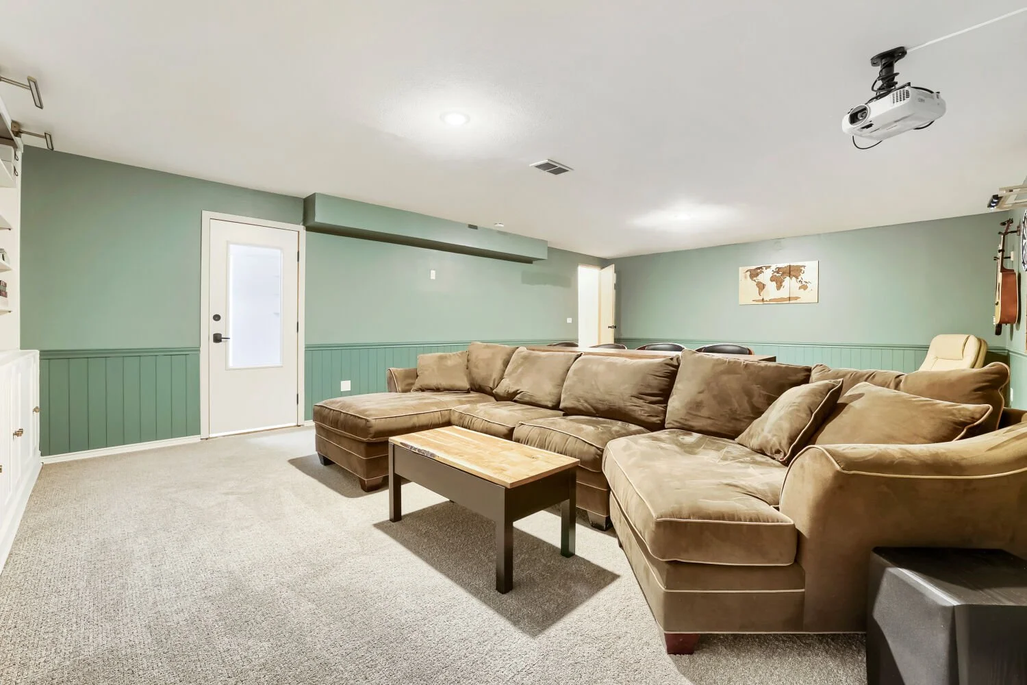 1715 Lincoln St. NE - Web Quality - 014 - 14 Family Room.jpg