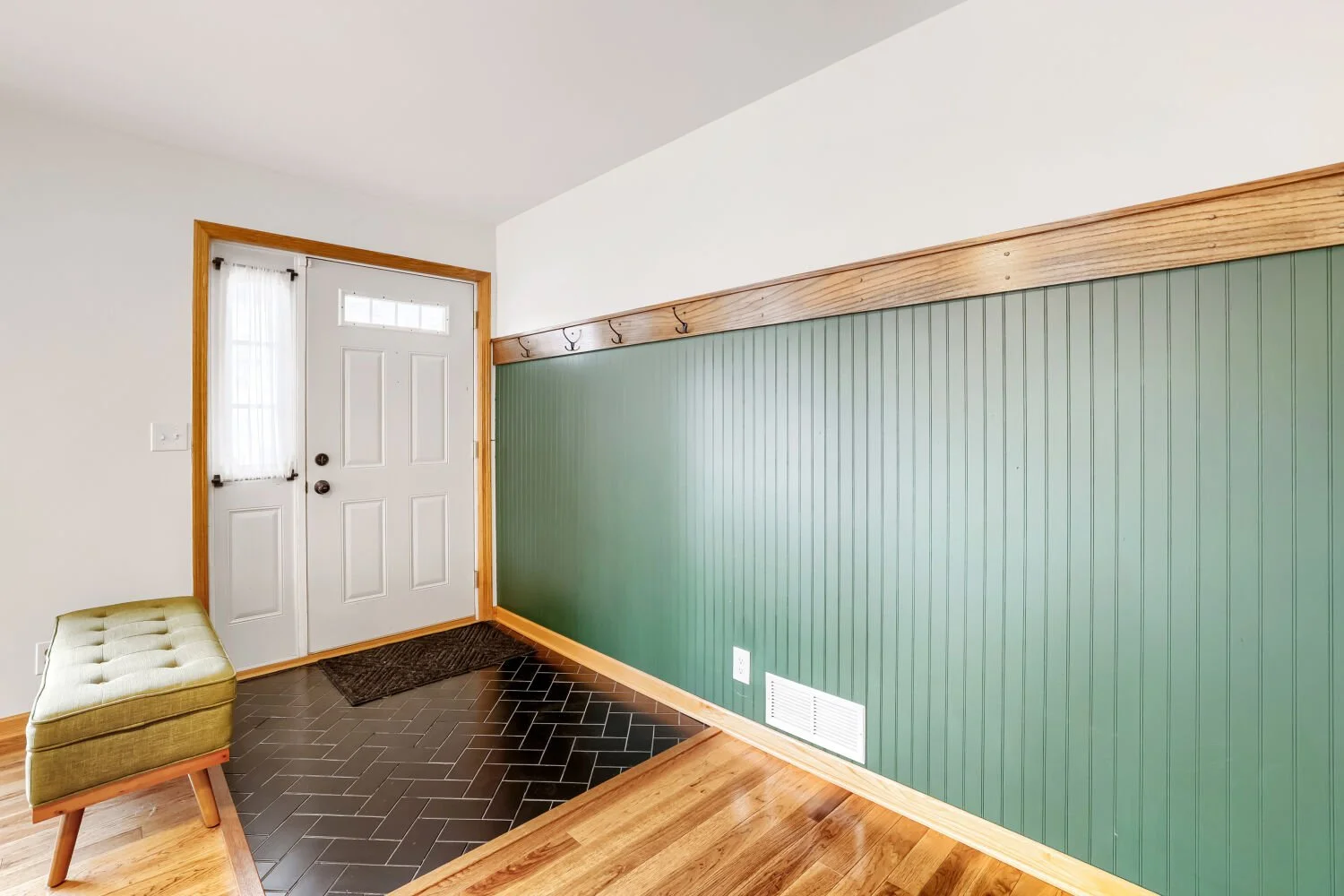 1715 Lincoln St. NE - Web Quality - 004 - 04 Foyer.jpg