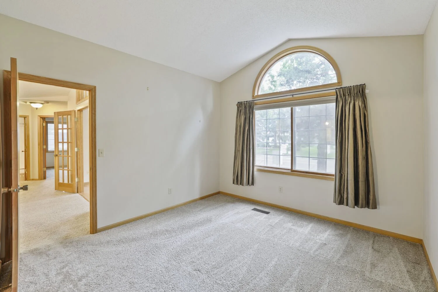 539 Lovell Ave W - Web Quality - 019 - 19 Primary Bedroom.jpg