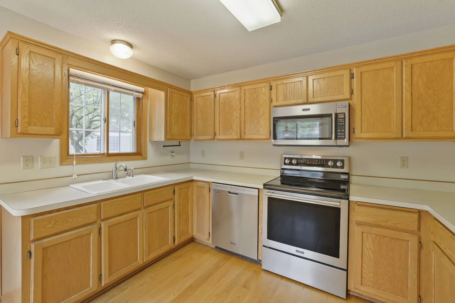 539 Lovell Ave W - Web Quality - 010 - 10 Kitchen.jpg