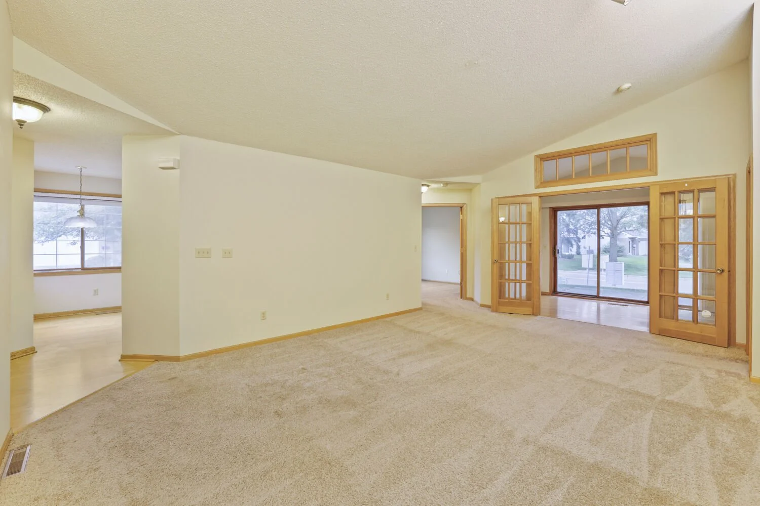539 Lovell Ave W - Web Quality - 006 - 06 Living Room.jpg