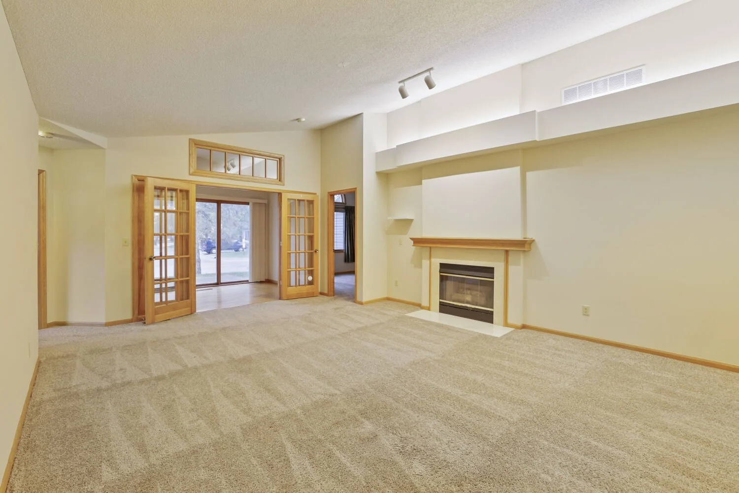 539 Lovell Ave W - Web Quality - 005 - 05 Living Room.jpg