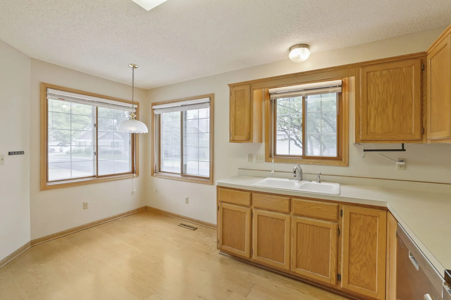 539 Lovell Ave W - Web Quality - 013 - 13 Kitchen.jpg