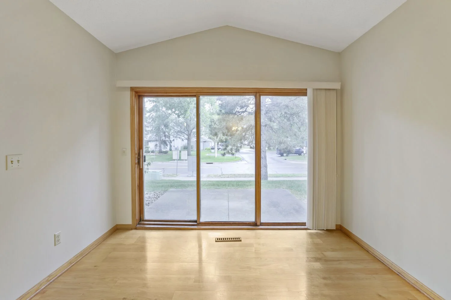 539 Lovell Ave W - Web Quality - 016 - 16 Breakfast Area.jpg