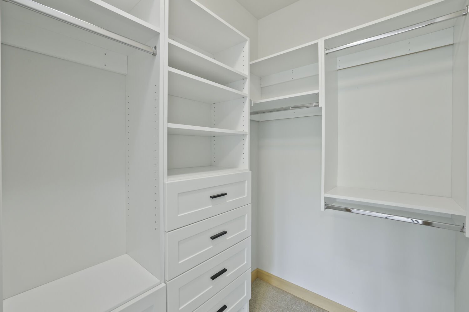 811 Thornton St SE - Web Quality - 024 - 20 Primary Bedroom Closet.jpg