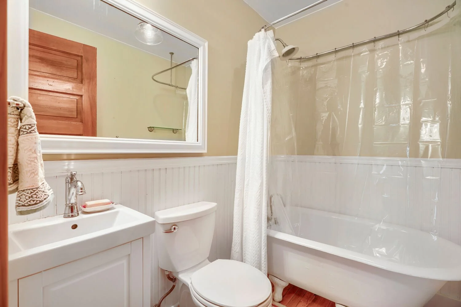 1821 Fillmore St NE - Web Quality - 026 - 26 Bathroom.jpg