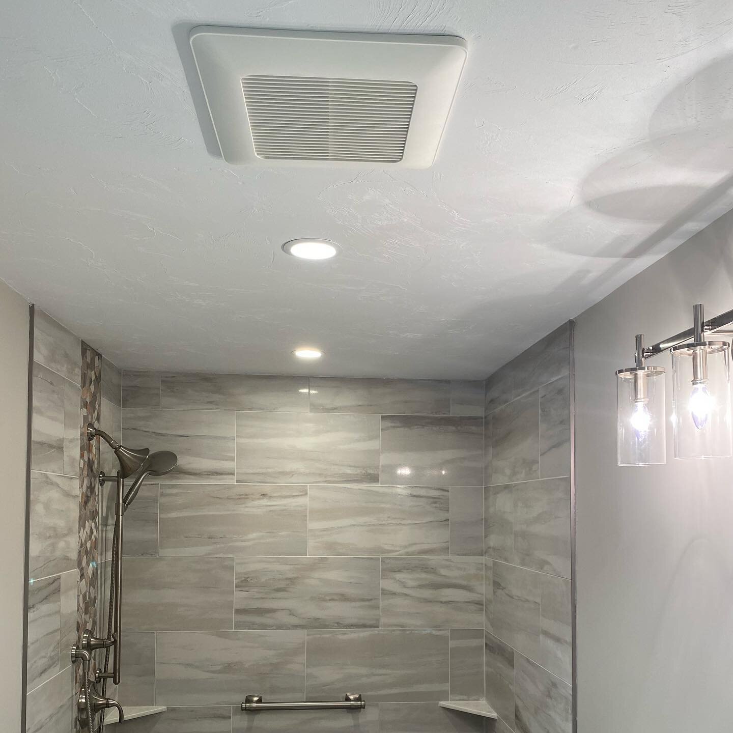 Finishing touches on this addition ⚡️💡🤙 

💡

💡 

#kmfgroupllc #electrician #renovation #remodel #lighting #lightingdesign #waclighting #recessedlighting #led #lightingcontrol #electrical #wiring #massachusetts #hashtag