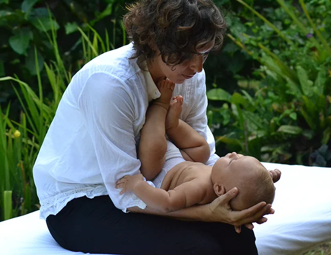 Osteopatía bebe, acostado de espalda.