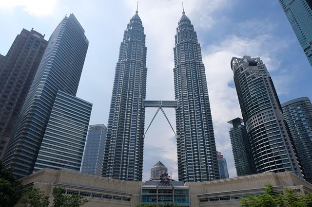 🇲🇾 ⠀
The Petronas Twin Towers are definitely the most iconic buildings in Malaysia, and it was impressive to see them in person! I had a great time in Kuala Lumpur and really enjoyed walking around the city and learning more about its unique histor