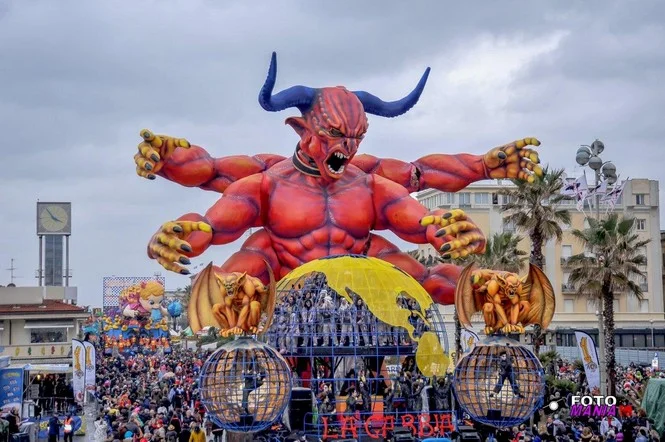 viareggio-carnival-float-la-gabbia.jpg