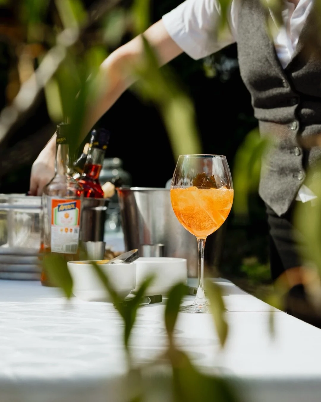 I&rsquo;m trying to warm up by looking back at photos from the summer. Bring on those warm evening and Aperol Spritz&rsquo;s! 

@kingschapeloldamersham 
@amyparry01 
@benparry_ 
@nicolahood_mua 
@elliesandersonbridal 

#summerweddings #gardenparty #b