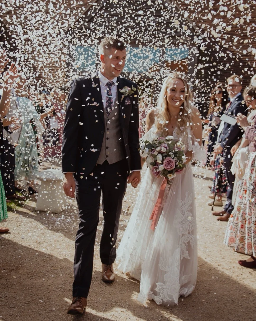 What a stunning place @rackleysbarn is! Can&rsquo;t wait to be back there soon! 

#barnweddings #buckinghamshireweddingphotographer #buckinghamshireweddingvenue #beautifulwedding #whataplace