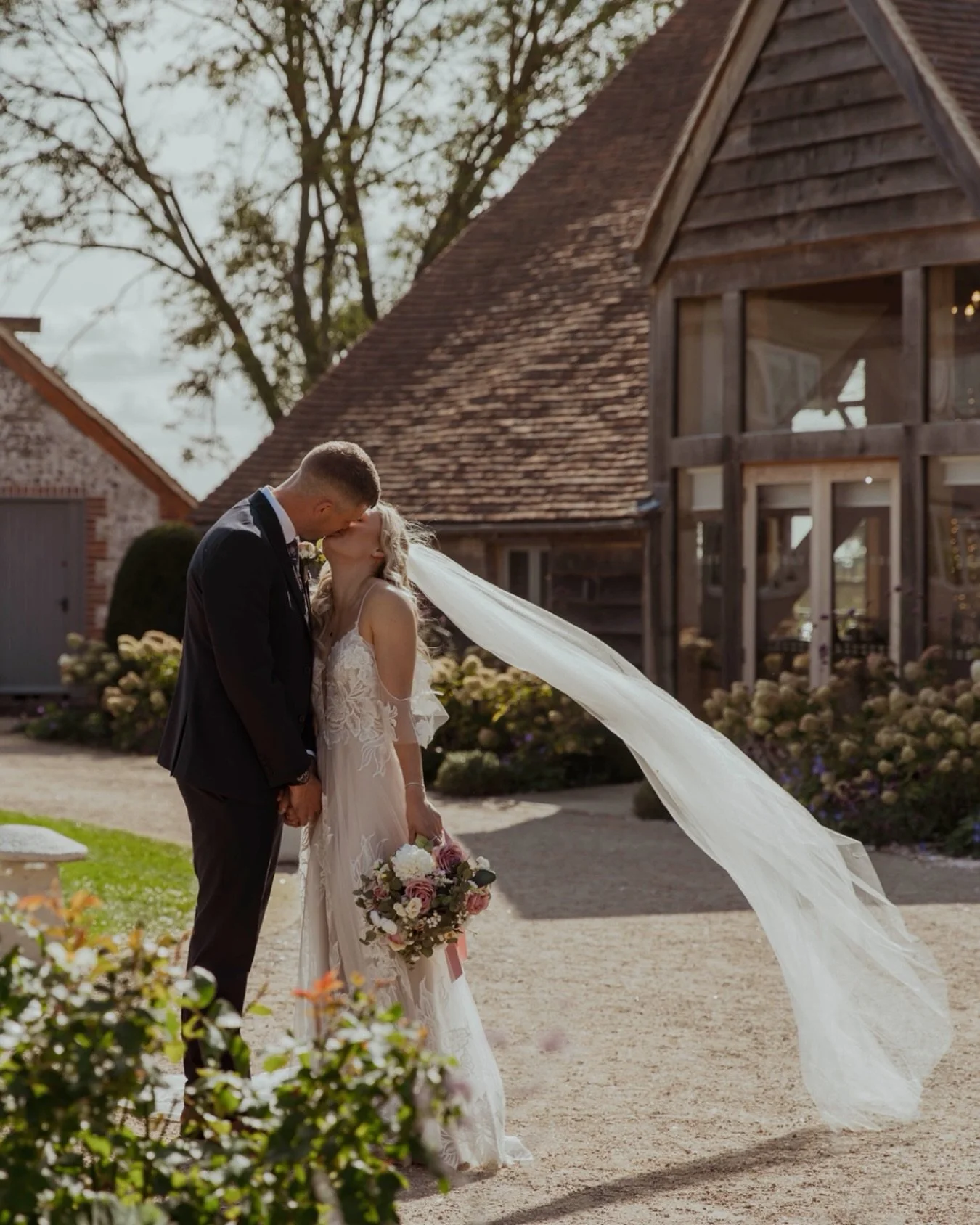 Counting down to those warm summer evening. 

@rackleysbarn 
@charlotteerharris934 
@pandy430 

#barnweddingvenue #buckinghamshireweddingphotographer #goldenhour #firstkiss #beautifulweddingphotography