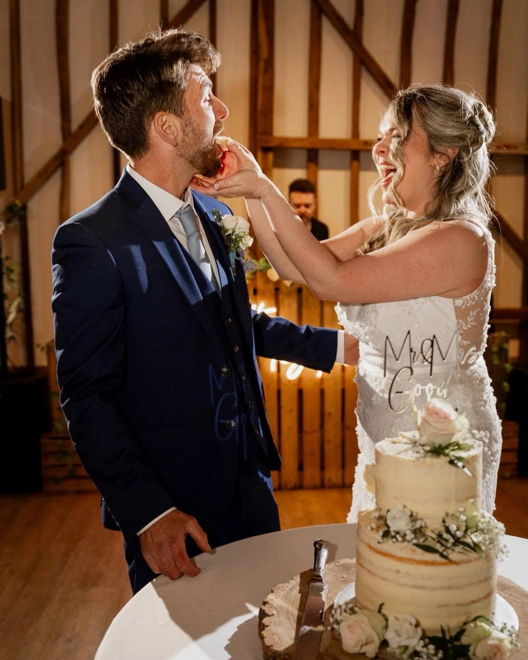 I had such a laugh at Lisa and James&rsquo; wedding. They were relaxed, fun and oh so lovely. Stokes farm made a perfect backdrop and mr pig was on top form too. 

@stokesfarmbarn 
@pro_found_djs 
@longacresflowers 
@zoelottie_hair 
@cgmakeupartistx 