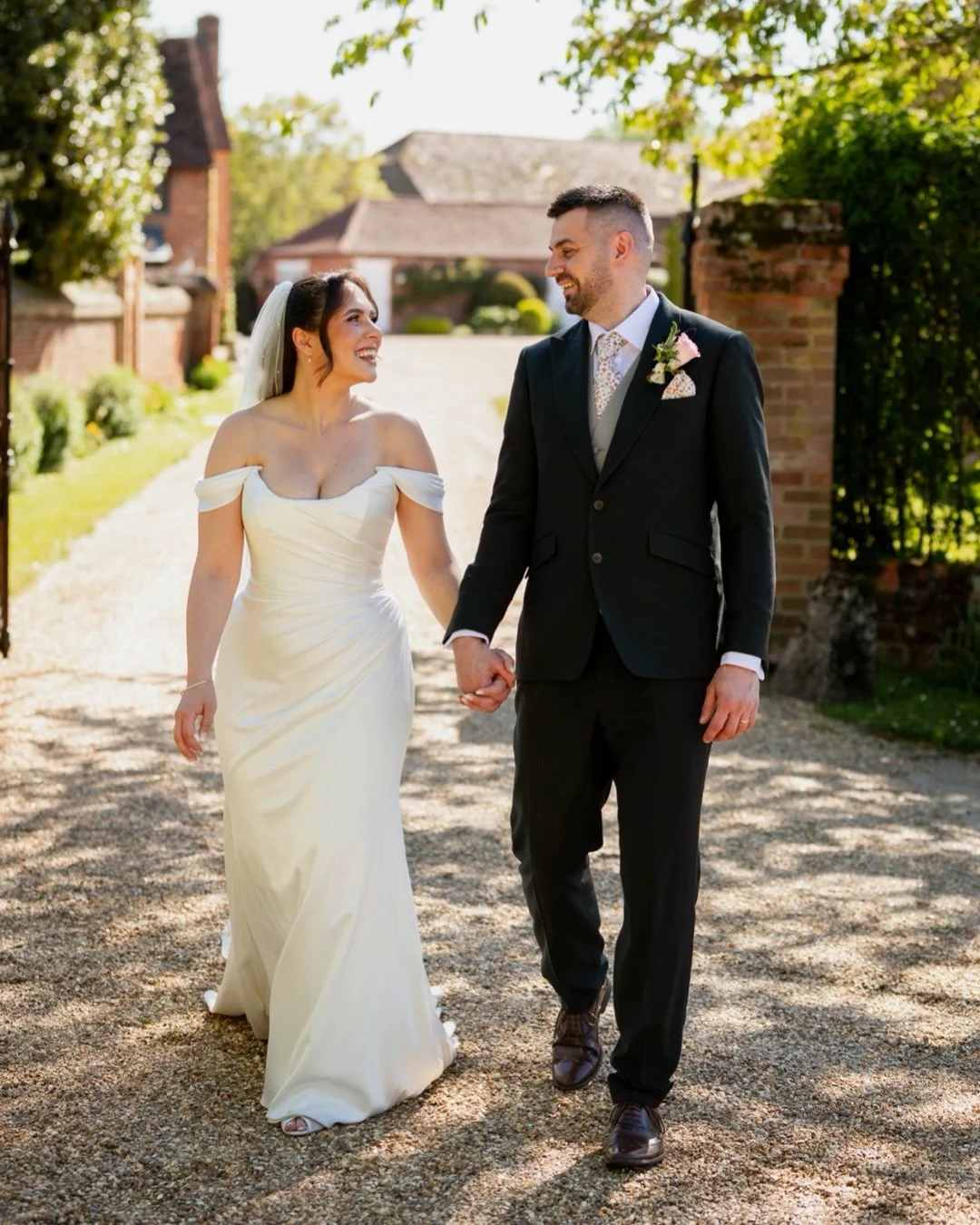 Here are a few favs from Catherine and Bradley&rsquo;s super sunny soir&eacute;e at the gorgeous @lillibrooke_weddings 

In my opinion all weddings need 3 things: 1) great vibes 2) dogs and 3)mini golf! This one ticked all the boxes! ☑️ ☑️ ☑️ 

Huge 