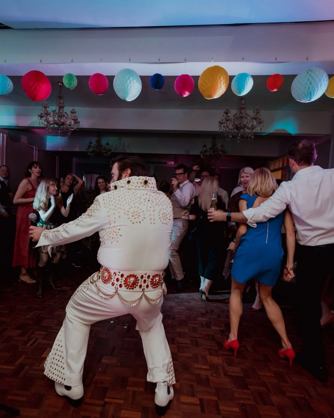 You can rely on Elvis to bring the party&hellip;and boy did he. This is still one of the best dancefloor I&rsquo;ve ever been on!! 

@laureneshearing @kingschapeloldamersham @elvis 

#elvis #bluesuedeshoes #weddingdancefloor #bringtheparty #funweddin