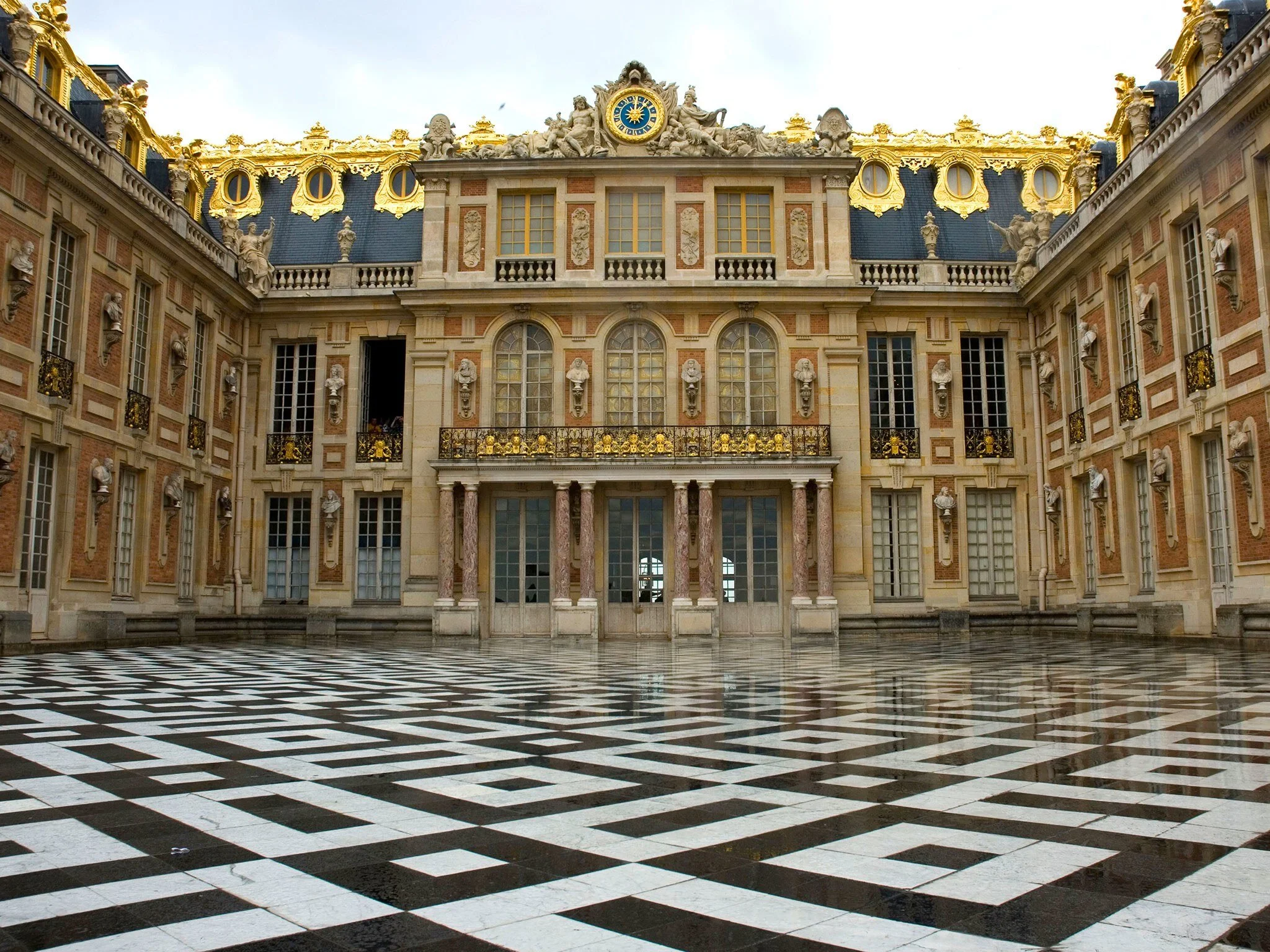 chateau-versailles-entrance.jpg