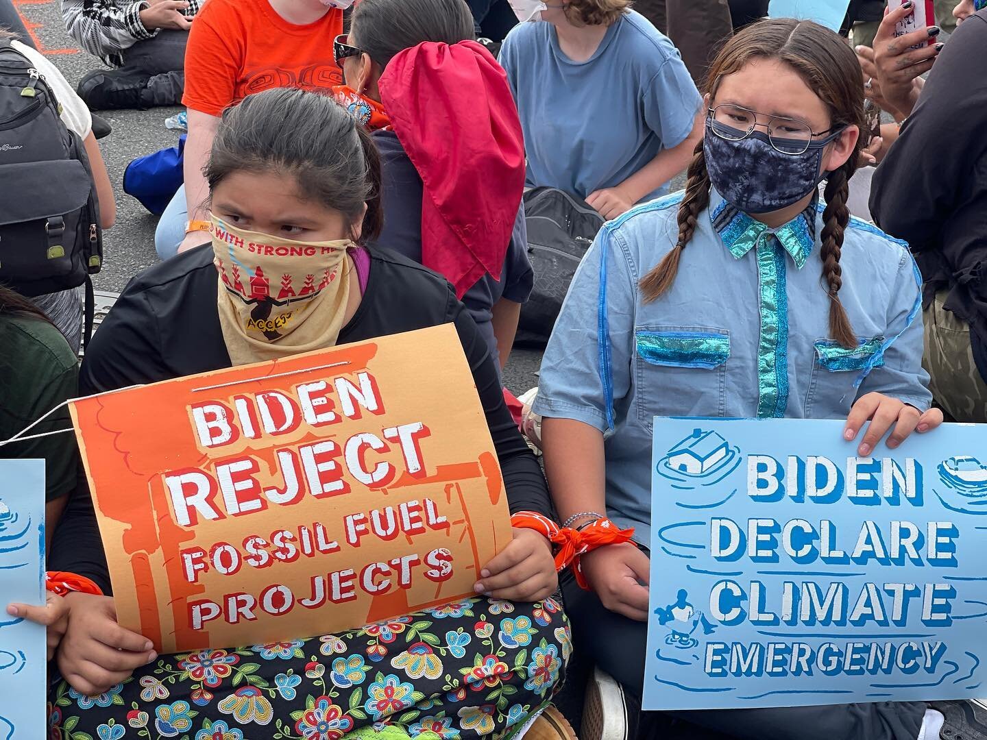  Indigenous leaders Love Hopkins and Silas Neeland are asking  @potus  to consider future generations  #cleanwater   #cleanair  snd  #landback  so they tied themselves together with zip ties and the orange scarf provided to those who chose to be “arr