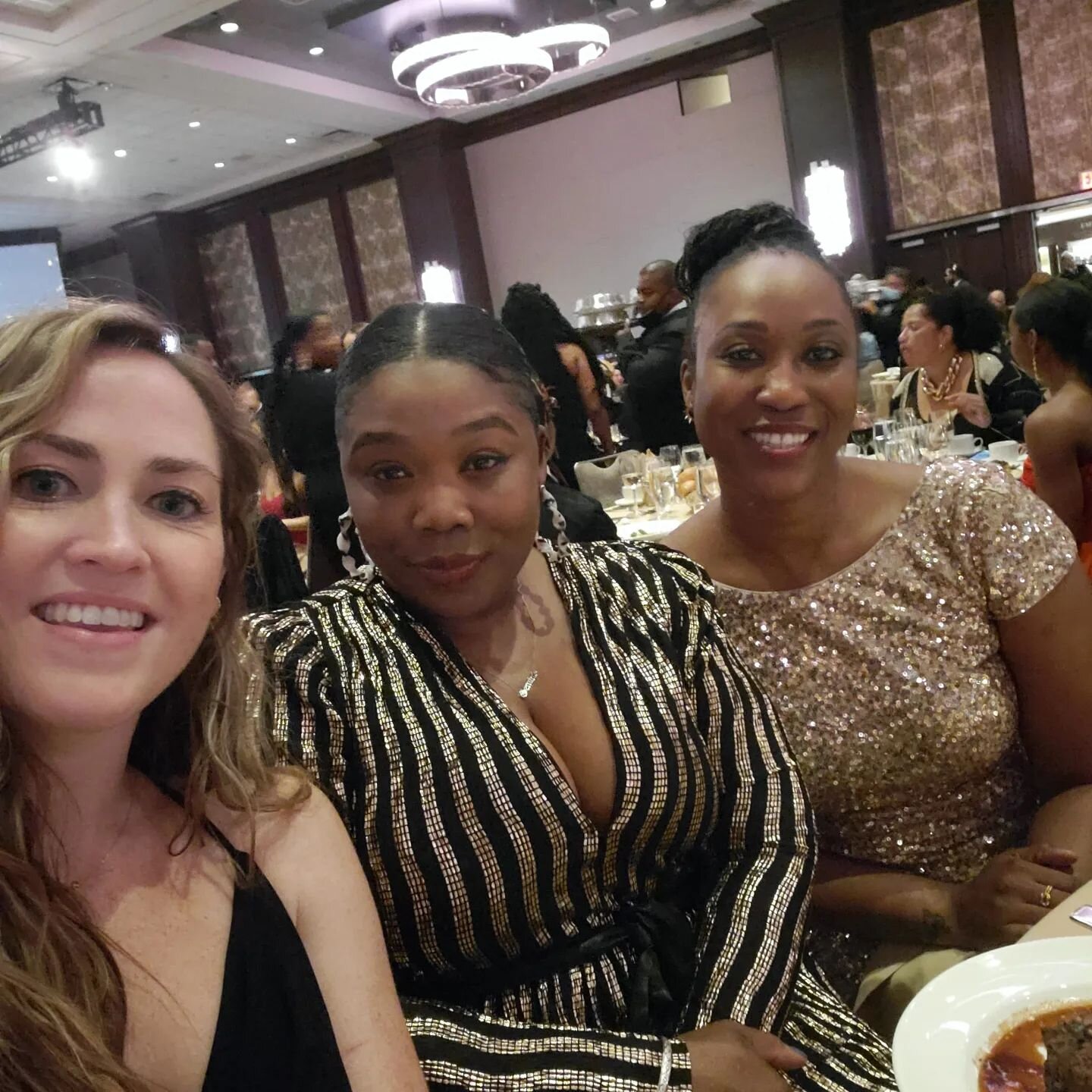 #aboutlastnight ...just out here being a grownup! I had the awesome pleasure of attending the @nationalactionnetwork blacktie award gala last night. @real_sharpton your voice as always is needed and was such a grounding postive force last night in mo