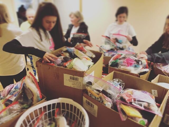 Thank you to our amazing interns for handing out 300 gift bags to those in need today in Boston! 🧴🌸 togethershecan.org #togethershecan
.
.
.
.
.
#toiletries #giveback #nonprofit #charity #boston #ma #women #help #501c3 #volunteers #community