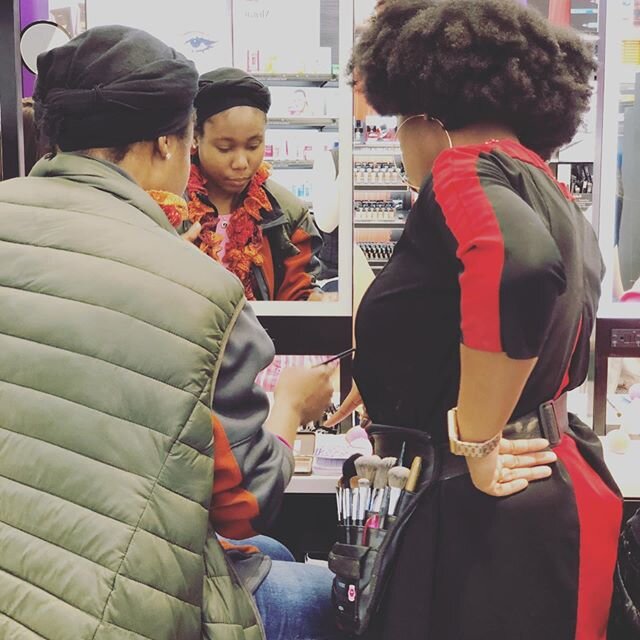 Throwback to our beauty session with @sephora and @sephorastands to help women in need with beauty and hygiene! Thank you @sephoraprudential and @sephorafaneuil! 🧴🌸 togethershecan.org #kindness #matters
.
.
.
.
.
#nonprofit #homeless #charity #volu