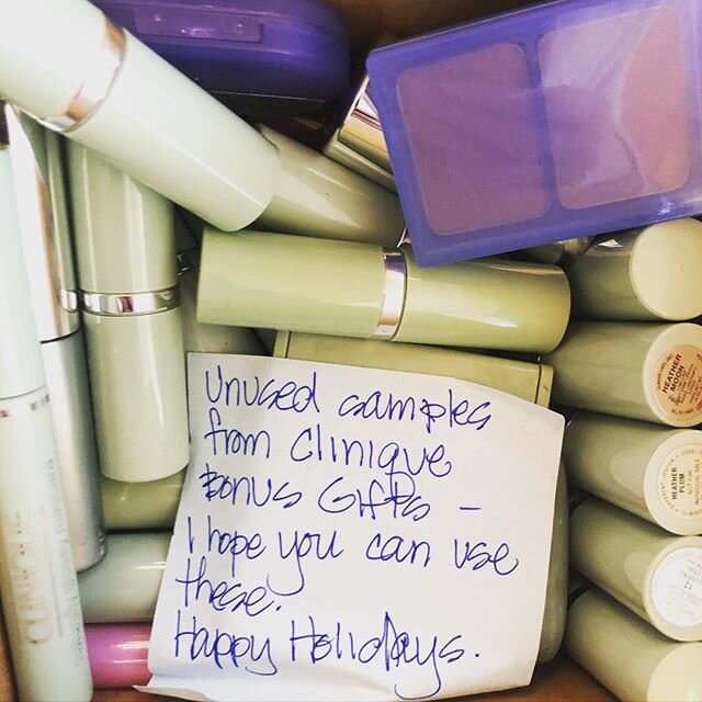 Perfect example of your extra toiletries going to good use! Thank you for sending. These went right into our hygiene gift bags and out to those in need! Togethershecan.org 🌸🧴
.
.
.
.
.
#lipstick #donations #donate #note #mail #love #samples #cliniq